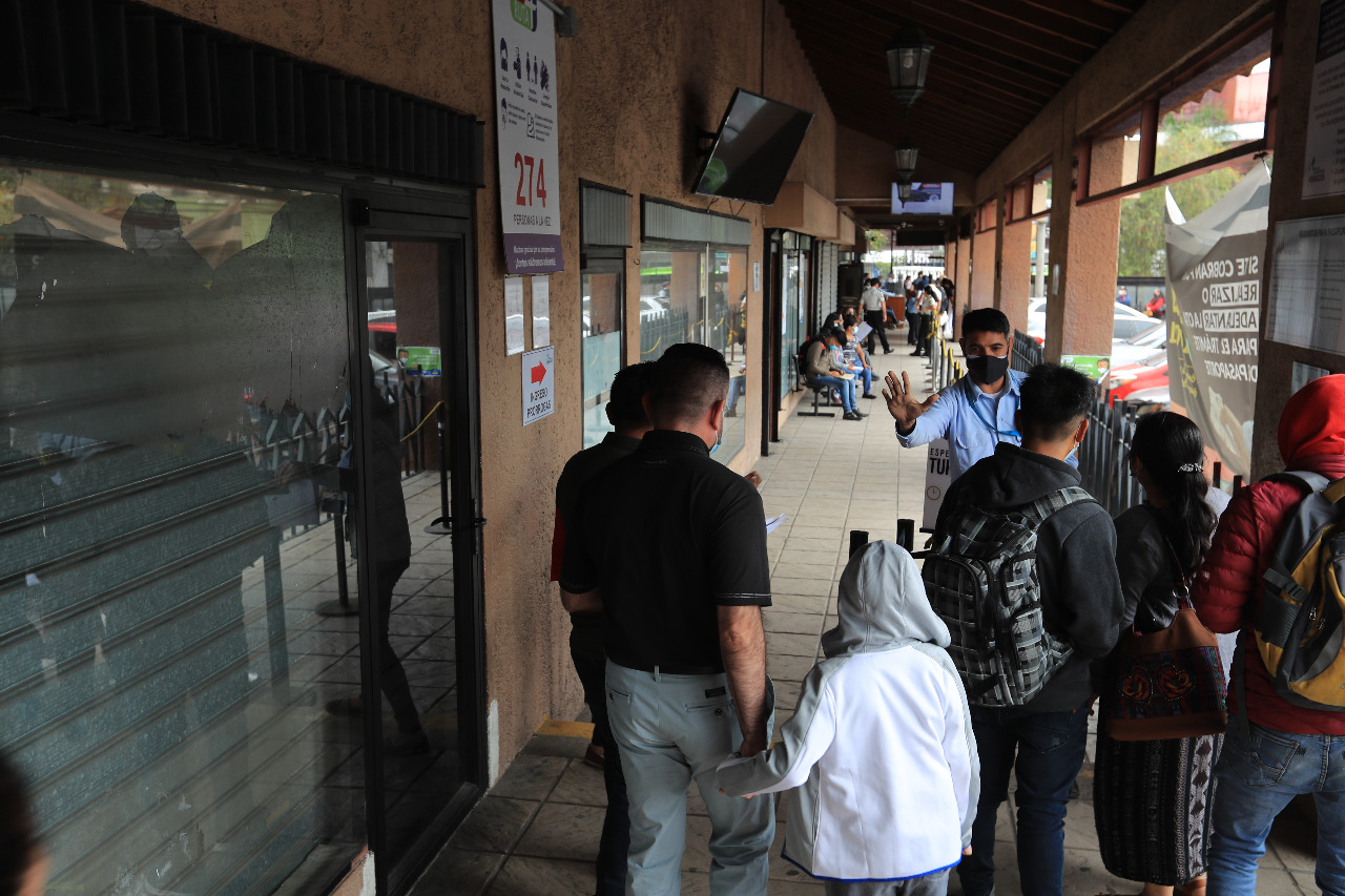 Migración asegura que agiliza procesos para tramitar pasaportes, pero citas continúan hasta septiembre de 2022
