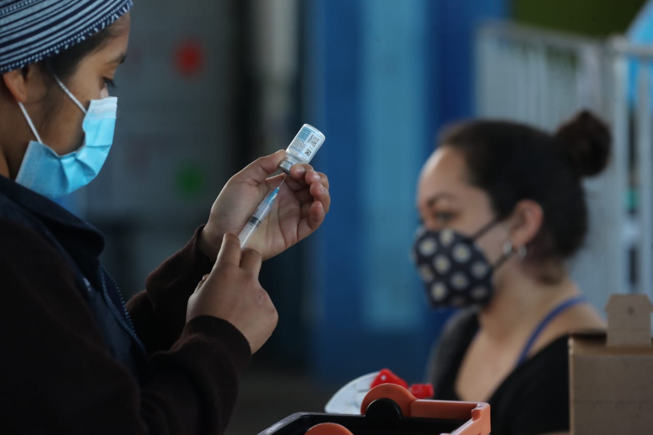En diciembre comenzará aplicación de la tercera dosis de la vacuna contra el coronavirus y Salud priorizará a tres grupos
