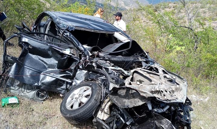 Video: mortal accidente en ruta a las Verapaces causa dos muertos, un vehículo destruido y un tráiler en el barranco
