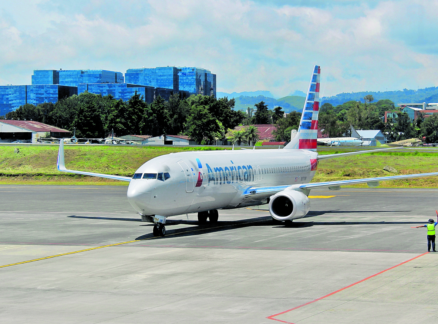 La aerolínea American Airlines suspende otros 338 vuelos, y van más de 2 mil cancelaciones