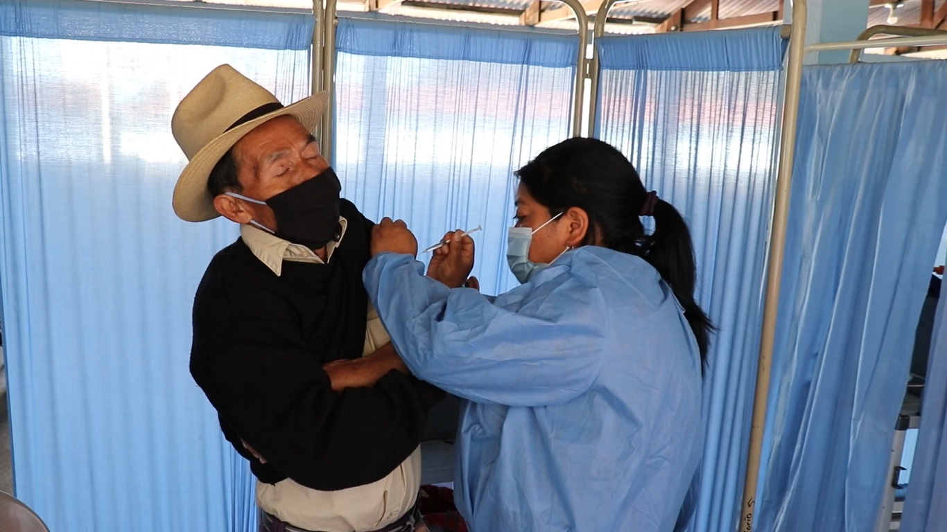VIDEO | Promocionan vacunación contra el covid-19 en Quiché porque llegará el presidente Alejandro Giammattei