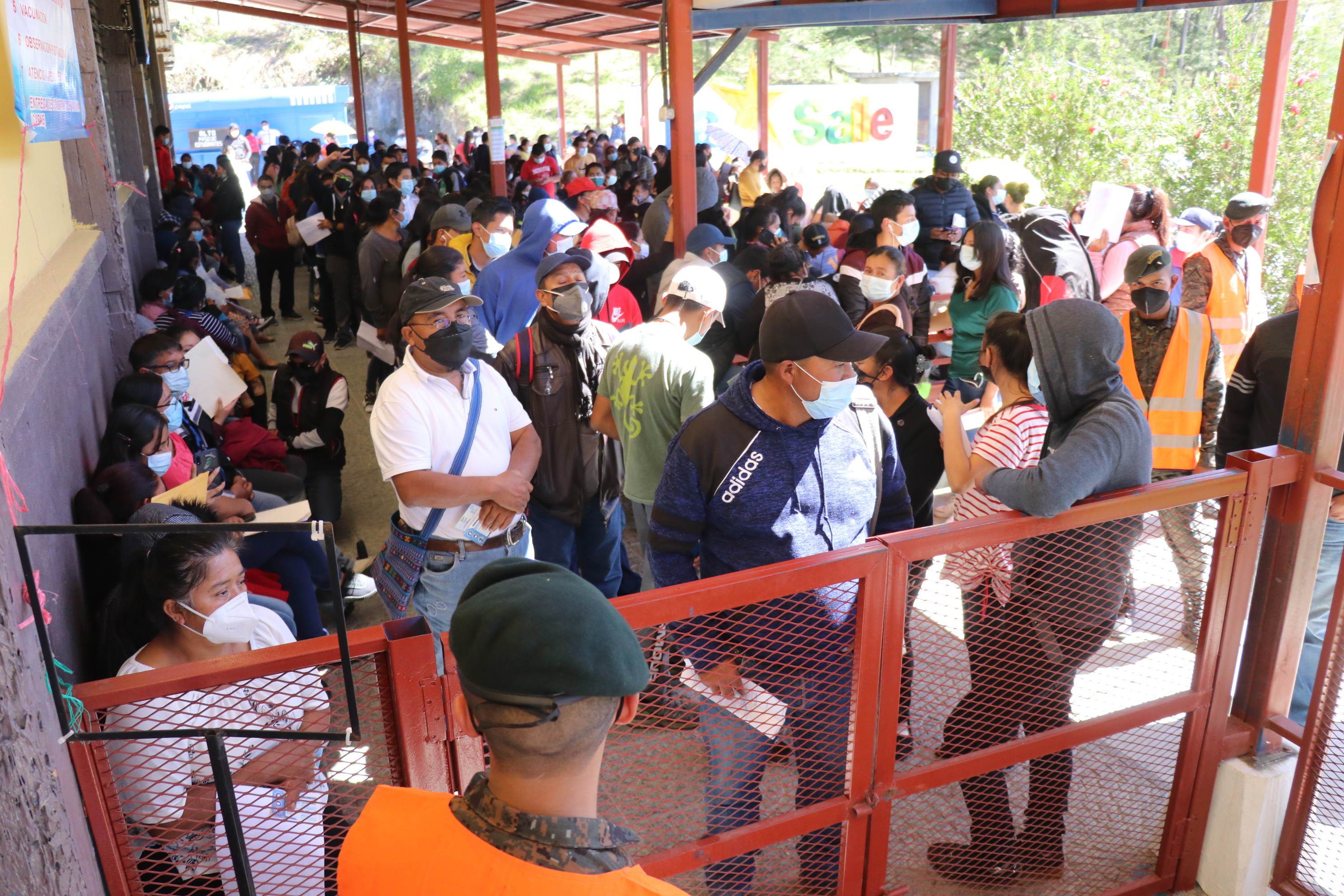 Aglomeraciones y largas filas en reinicio de vacunación de niños en Huehuetenango
