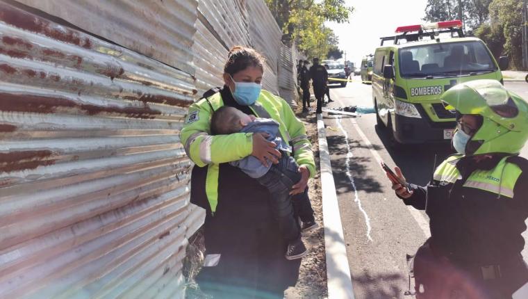 Las extrañas circunstancias en que fue rescatado un bebé que yacía junto al cadáver de una mujer en Mixco