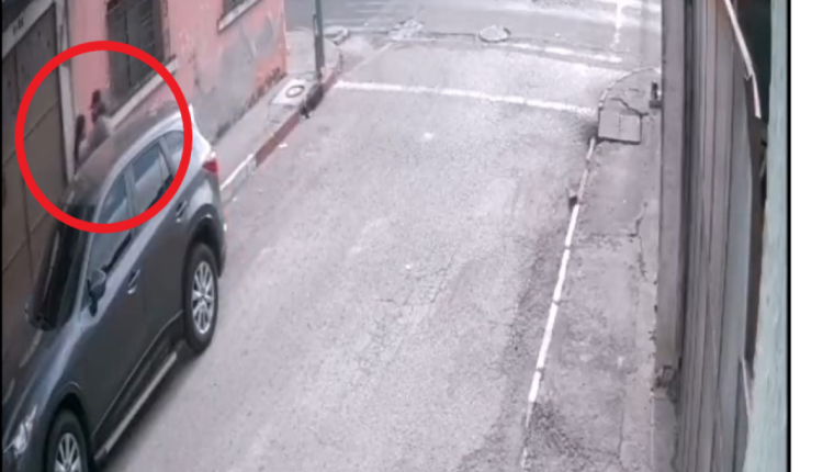 Cámara capta el momento en que un hombre sube por la fuerza a una mujer a un vehículo; esto dice la PNC