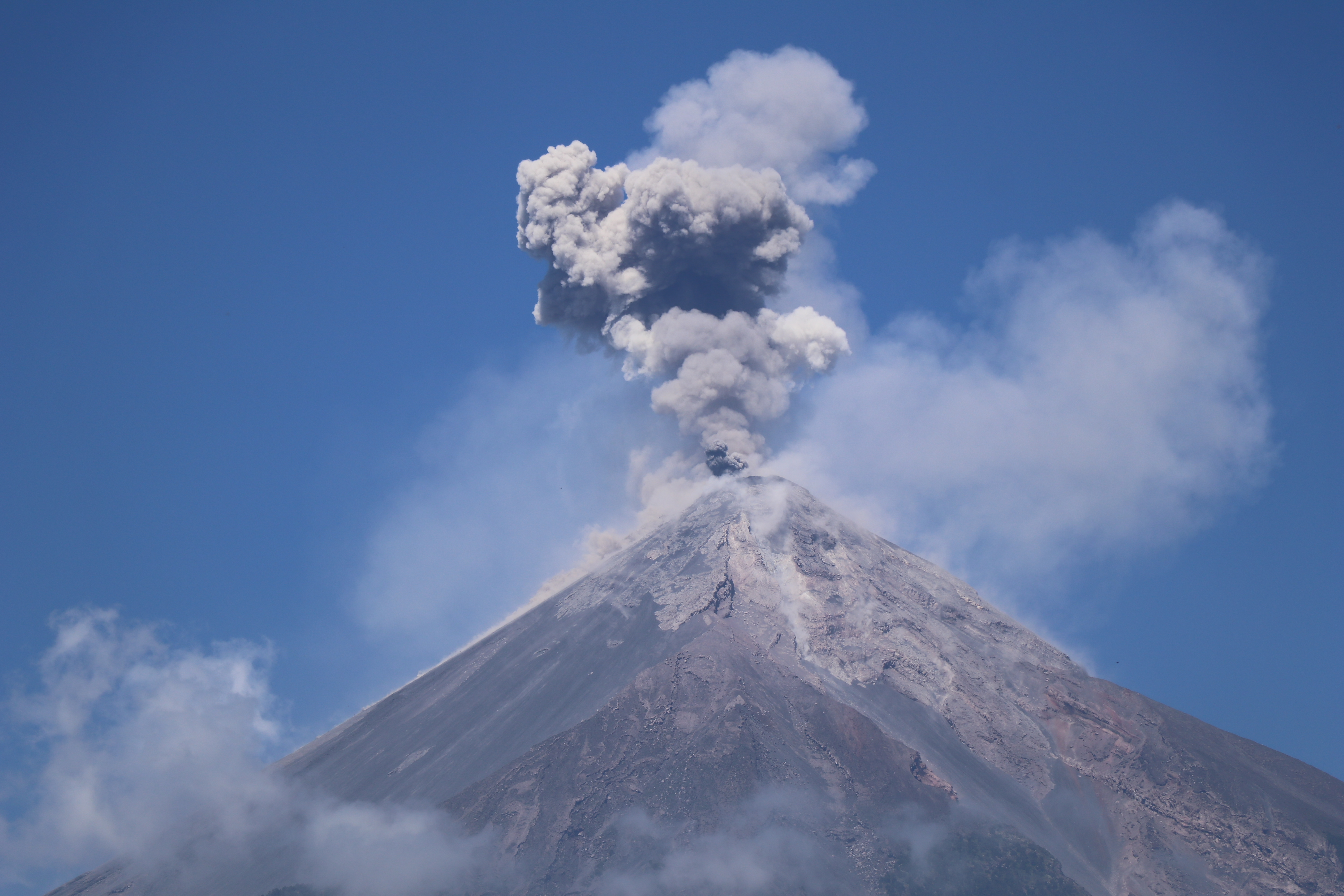 VIDEO | Aumenta actividad del Volcán de Fuego, pero según expertos los parámetros son normales