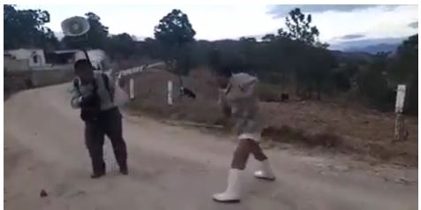 “Dale satanás, matame si querés”: vecino de Huehuetenango azota a pastor evangélico porque predicaba frente a su casa