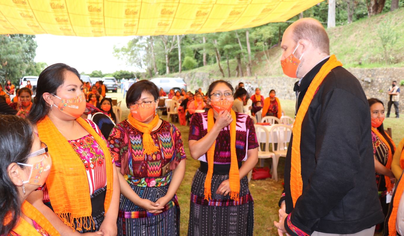 VIDEO | Embajador de EE. UU. visita Chichicastenango y resalta el valor del emprendimiento de la mujer