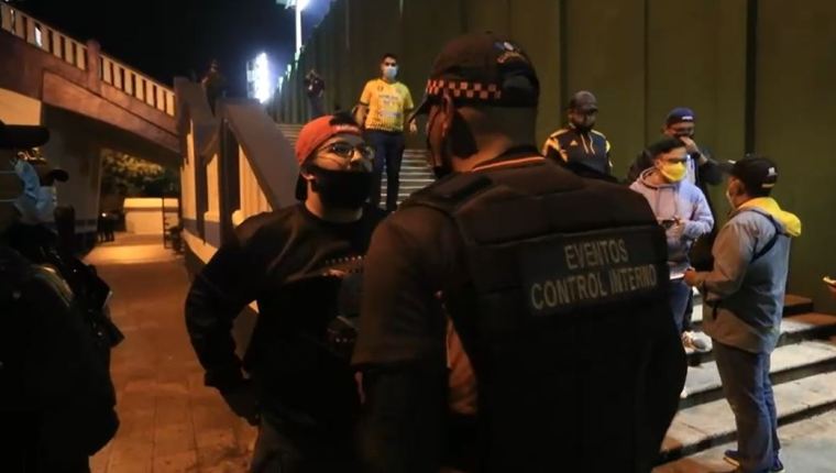 Imágenes: así fue el encontronazo de aficionados cremas con la seguridad en el estadio ante negativa de permitirles el ingreso