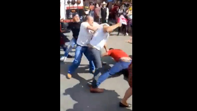 Ni la PNC los detiene: vendedores se lían a golpes en San Marcos y se desata una batalla campal