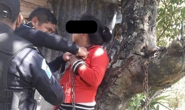 Una alerta de vecinos permite el rescate de una mujer que era encadenada a un árbol por su conviviente en Totonicapán
