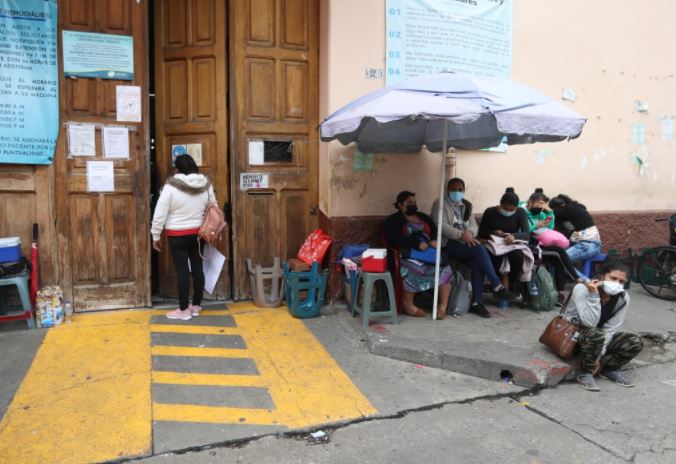 Pacientes de Unaerc se quejan de que tienen tres meses sin recibir algunos medicamentos y gastan hasta Q500 semanales