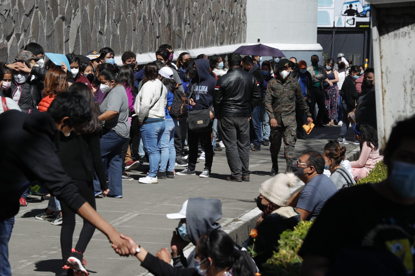 Guatemaltecos acuden a puestos para vacunar a menores de entre&hellip;
