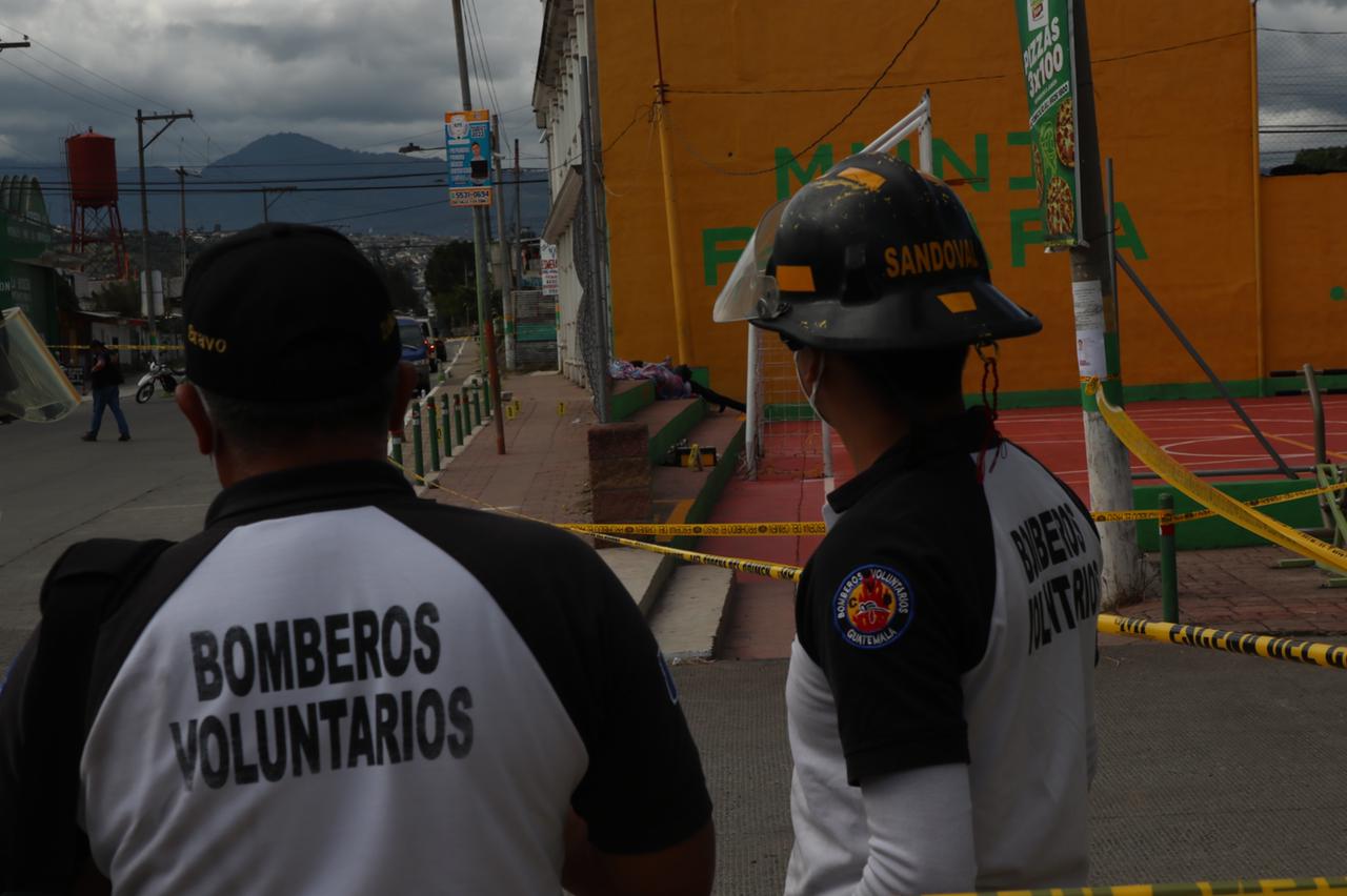 Niño que jugaba partido de futbol presencia el brutal asesinato de sus padres, en San Miguel Petapa