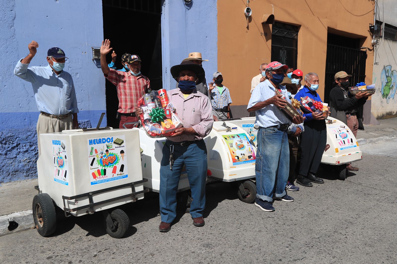 Proyecto abuelitos heladeros, elaboran canastas navideñas para recaudar fondos por falta de ingresos en la venta de helados
