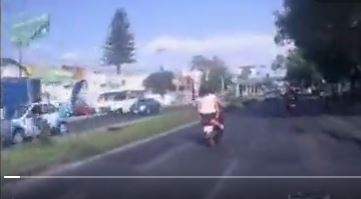 “Charlaban y zigzagueaban”: cámara capta el momento en que dos mujeres en moto chocan y salen disparadas al vacío