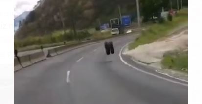 Video: captan el insólito momento en que dos llantas ponen en peligro a pilotos en la ruta al Pacífico