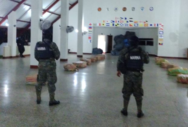 Encuentran más de 700 paquetes de cocaína flotando en el Pacífico Guatemalteco e interceptan a 6 guatemaltecos en lanchas