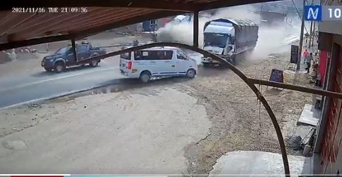 Cámara capta el brutal accidente entre un camión y dos microbuses que dejó muertos y heridos en Perú