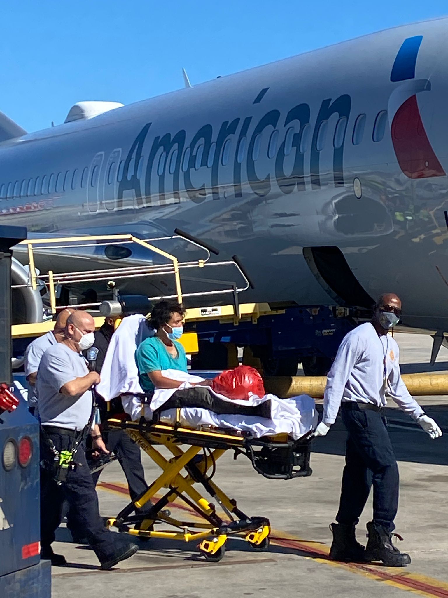 ¿Puede una persona viajar escondida en las llantas de un avión y sobrevivir?