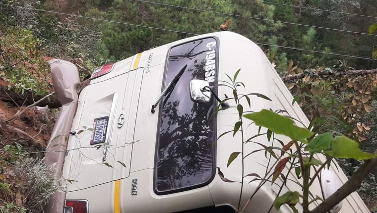 Autobús que trasladaba a una familia a una “pedida” estuvo a punto de caer a un barranco