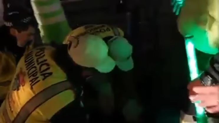 Video: Agentes de la PMT someten a motorista en el suelo y explican qué sucedió