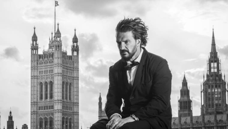 Ricardo Arjona lanzará su libro “Blanco y Negro” con material inédito
