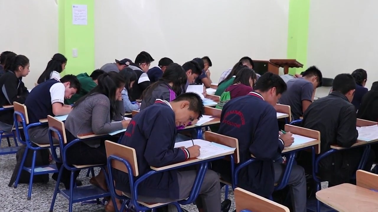 “Tendré que dejar a mi familia”: jóvenes graduandos de Quiché se preparan para migrar en forma irregular a EE. UU.