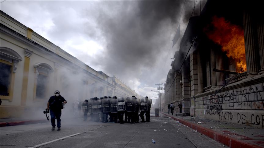 Policías señalados de abuso de autoridad durante disturbios en el Congreso en 2020 se presentan ante juez