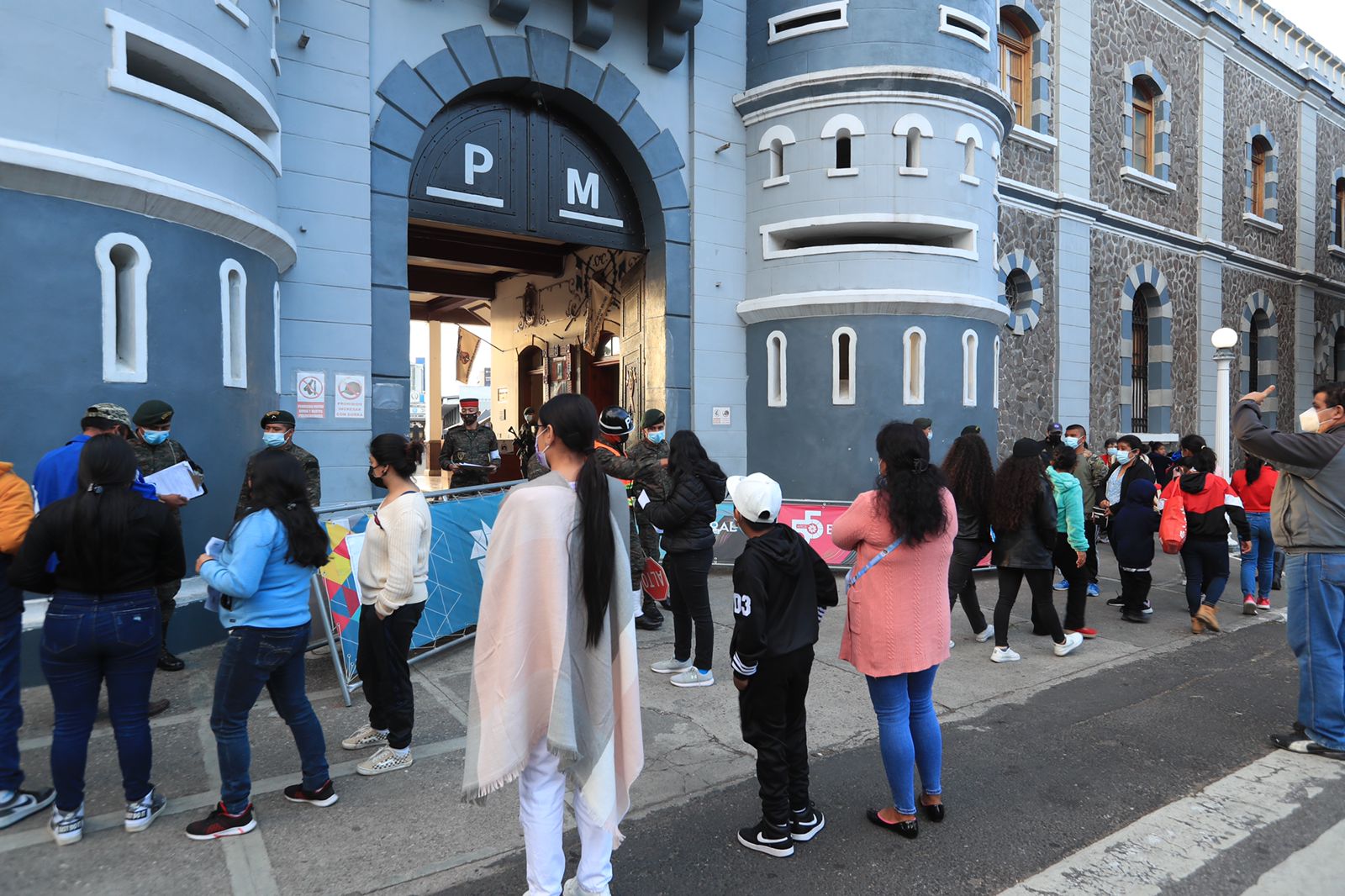 Pese al frío, guatemaltecos aprovechan el domingo para vacunarse contra el covid-19