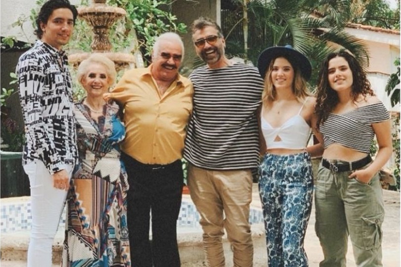 “Los amamos, jefes”: la emotiva fotografía y el mensaje que Alejandro Fernández dedicó a sus padres en su aniversario de bodas