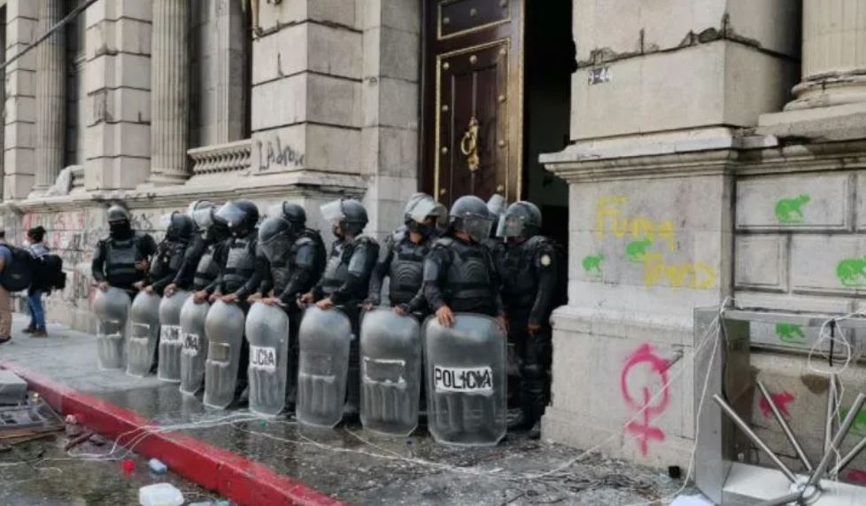 Ligados a proceso cinco agentes de la PNC que habrían utilizado la fuerza durante la manifestación del 21N