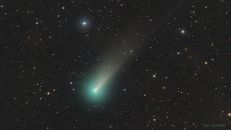 El cometa Leonard desfila sobre el cielo nocturno de la Noche Buena