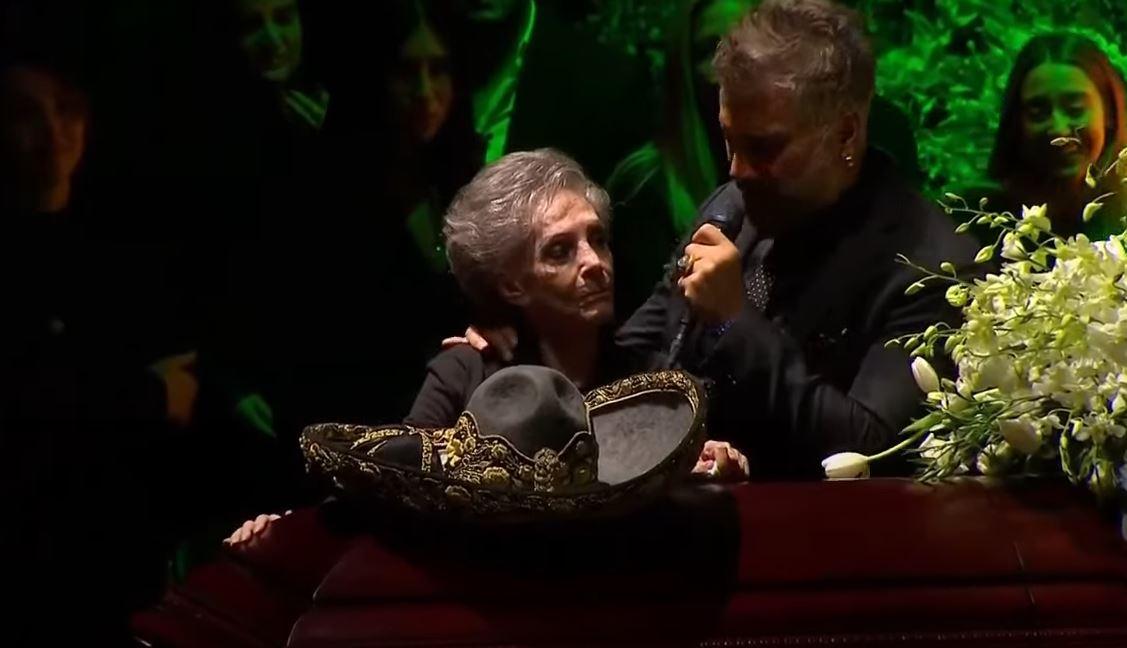 Con un beso en el ataúd: Así se despidió Doña Cuquita de su esposo Vicente Fernández
