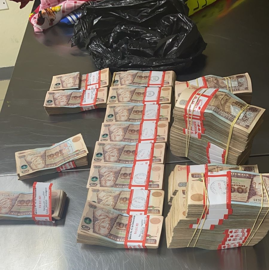 Autoridades detienen a mexicana que pretendía viajar a EE. UU. con Q400 mil en efectivo