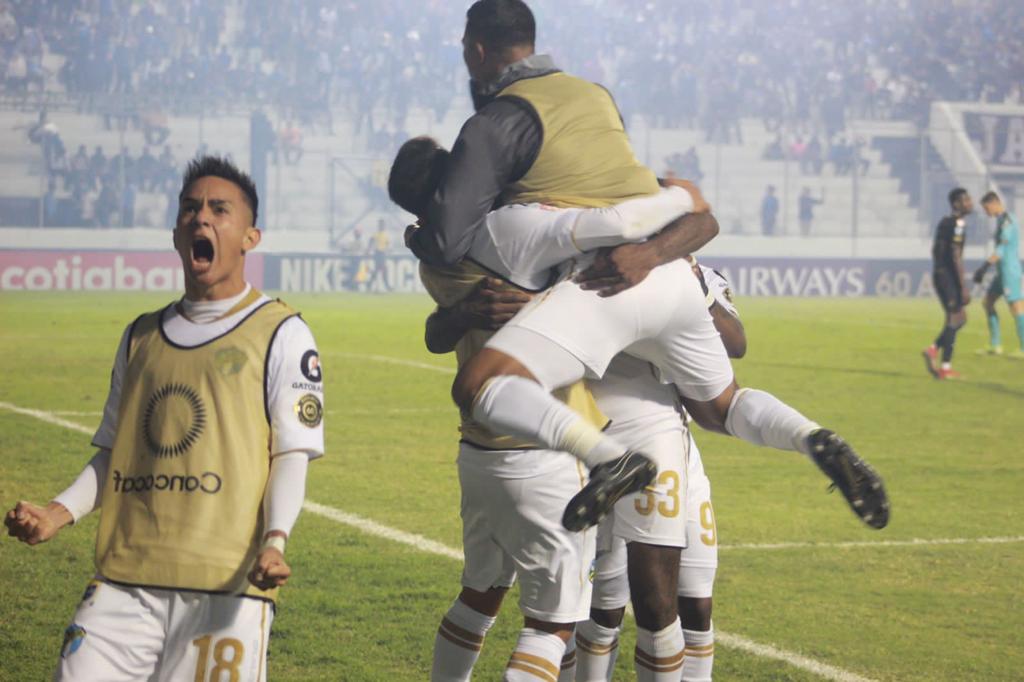 Comunicaciones triunfa en Tegucigalpa: vence 2-1 al Motagua y acaricia su primera Liga Concacaf