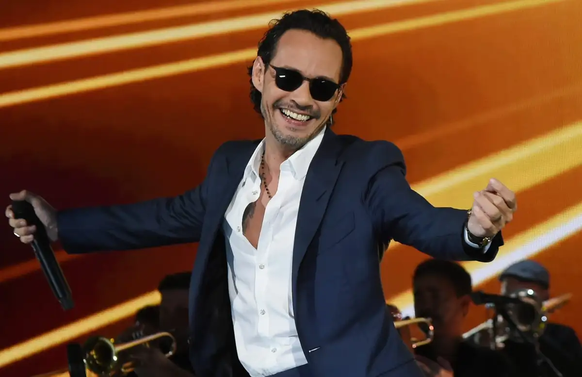 La representante de Marc Anthony aclara los extraños movimientos de la mandíbula del cantante