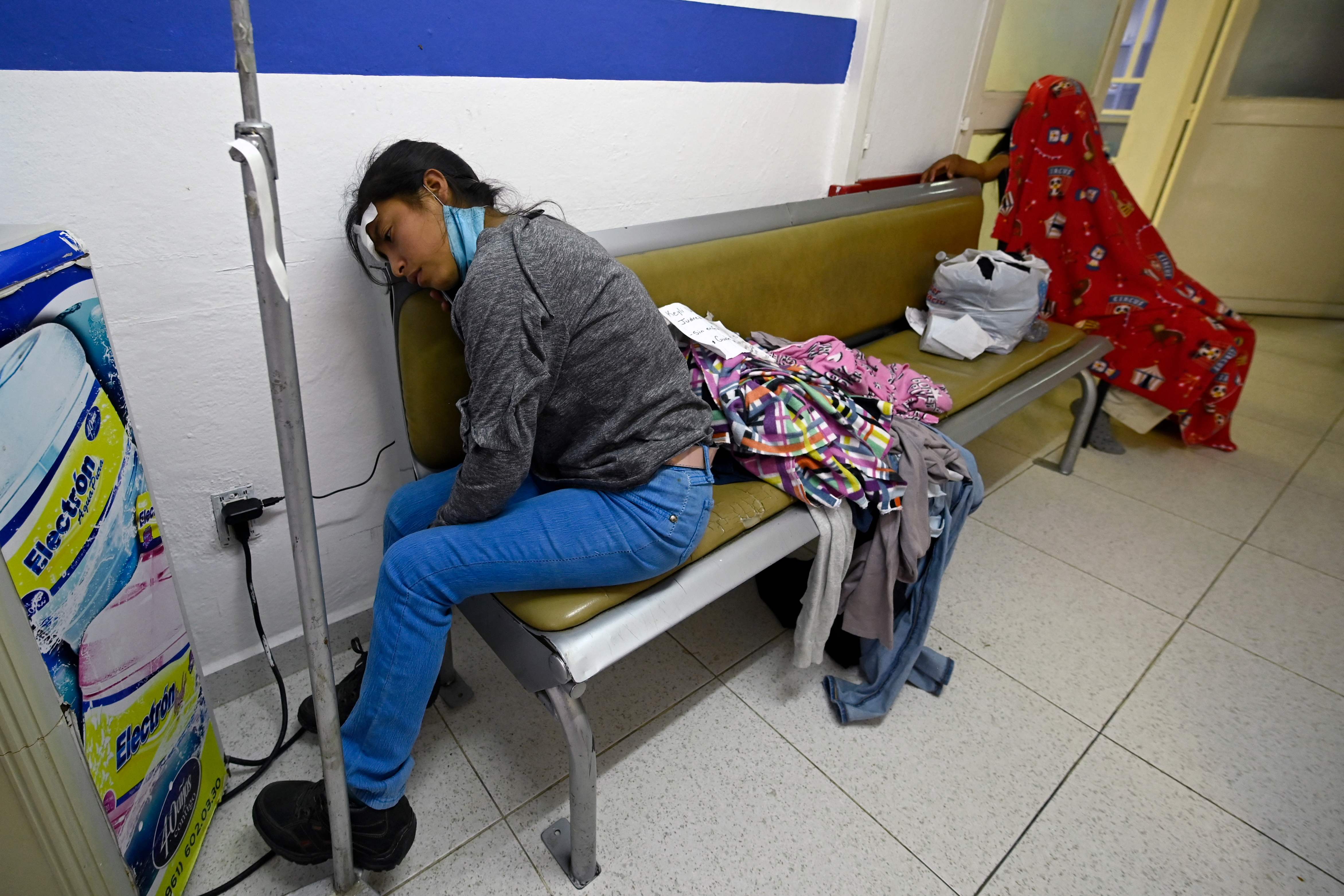 México ofrece regularizar a migrantes que sobrevivieron al accidente de tráiler en Chiapas