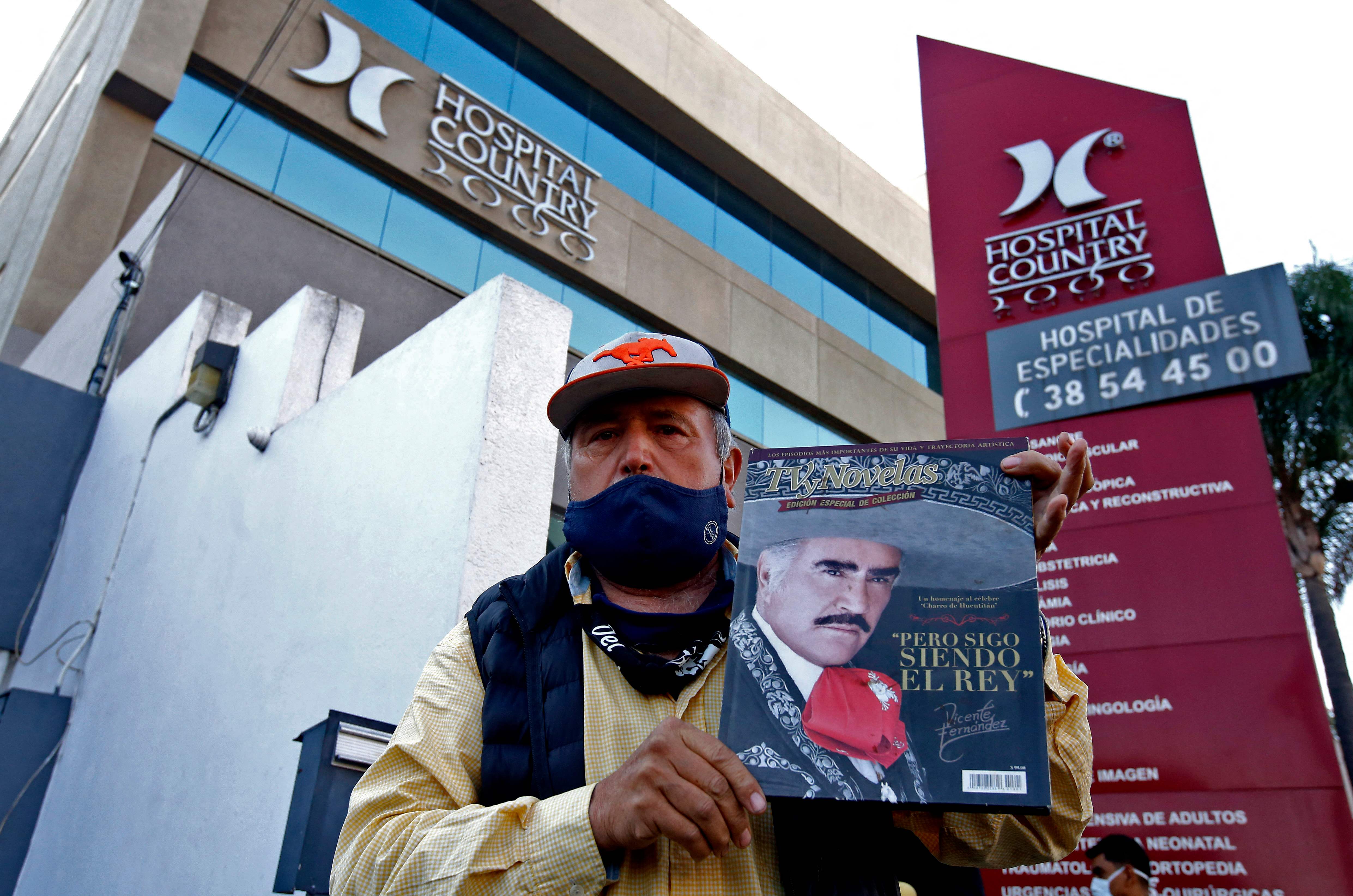 “Le está cantando a la virgencita”: miles de mexicanos lloran la muerte de Vicente Fernández