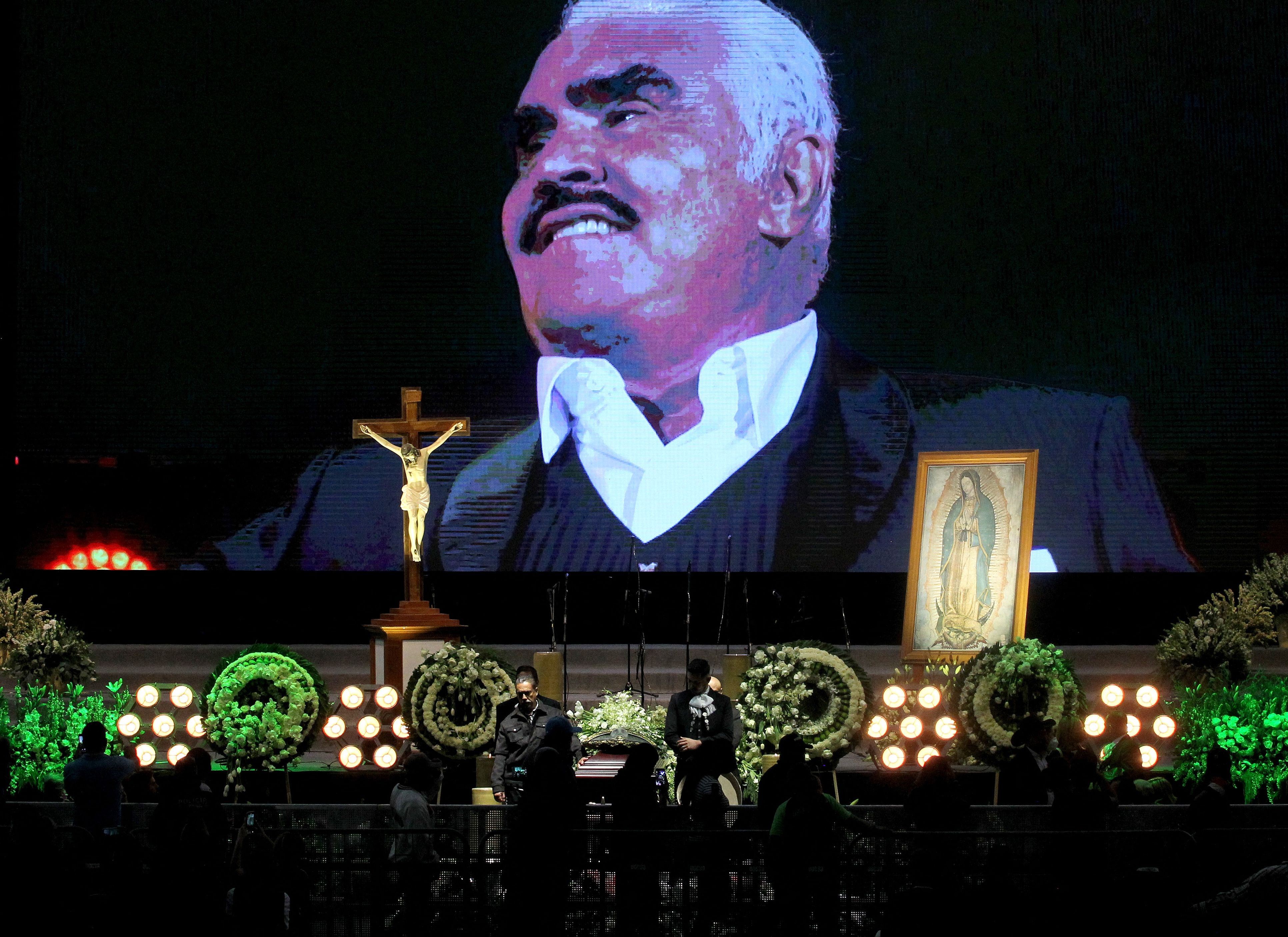 La teoría que explica por qué los famosos fallecen de tres en tres resurge con la muerte de Vicente Fernández