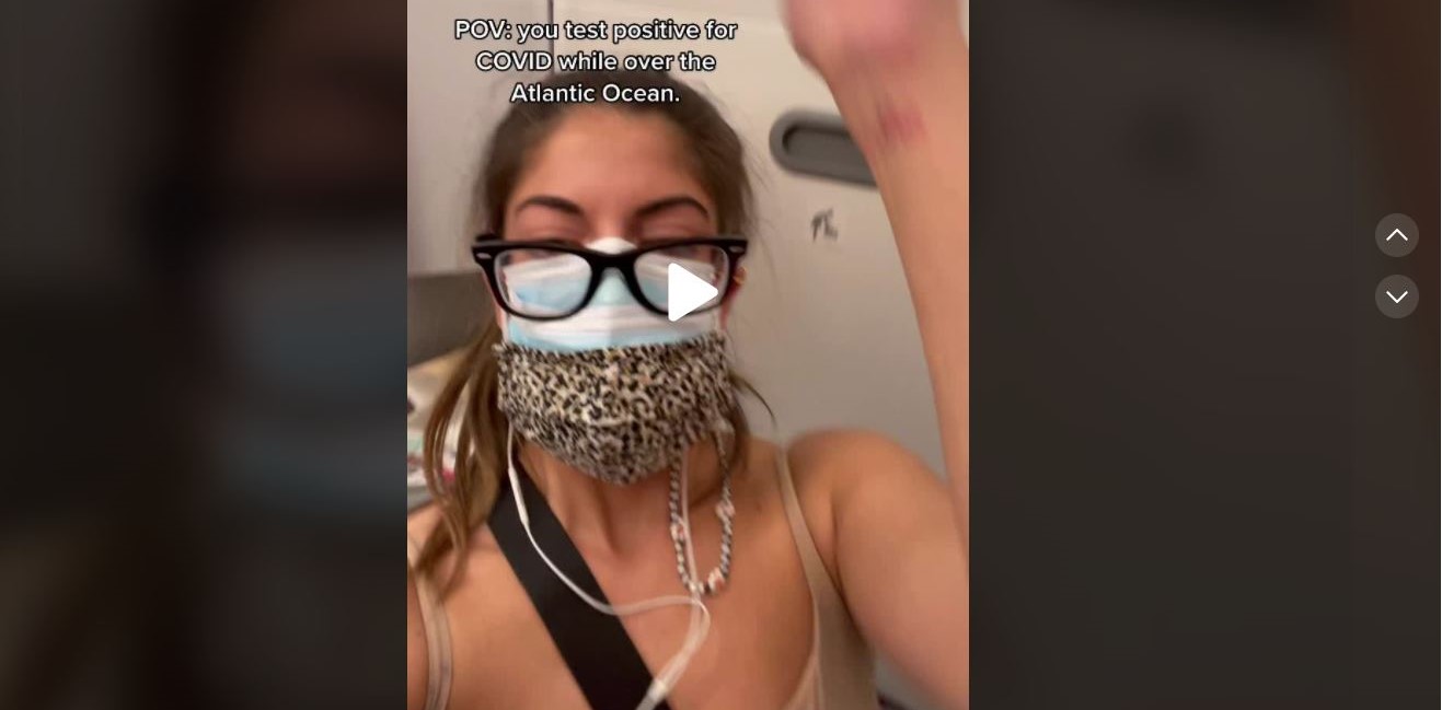Maestra de Michigan da positivo a coronavirus en pleno vuelo y se aísla 5 horas en el baño del avión