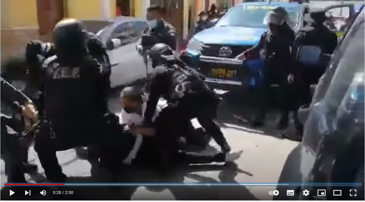 Video: Antimotines desalojan a familiares de Melissa Palacios que exigían justicia frente a un juzgado de Zacapa