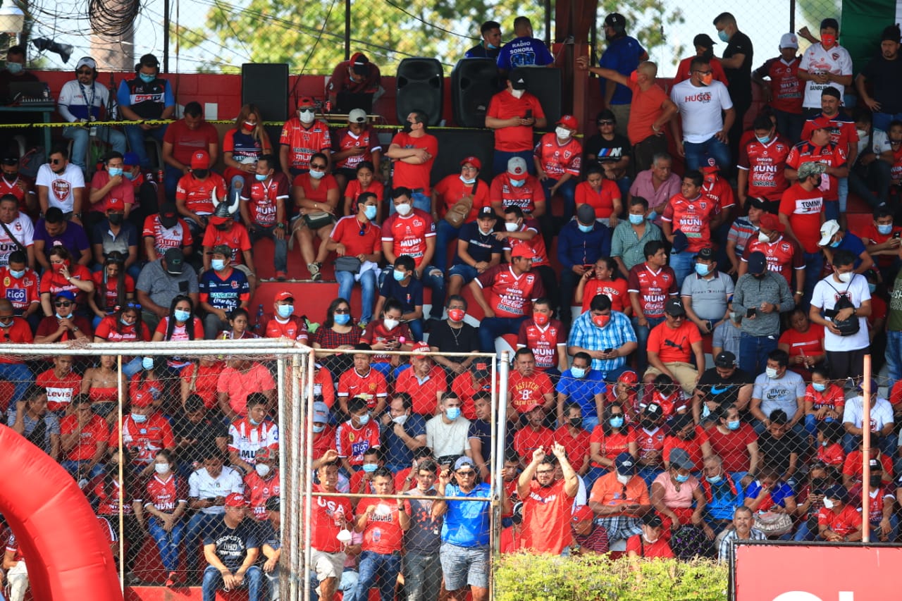 Miles de aficionados del Deportivo Malacateco llenan el Estadio Santa Lucía en la final de ida del Torneo Apertura 2021