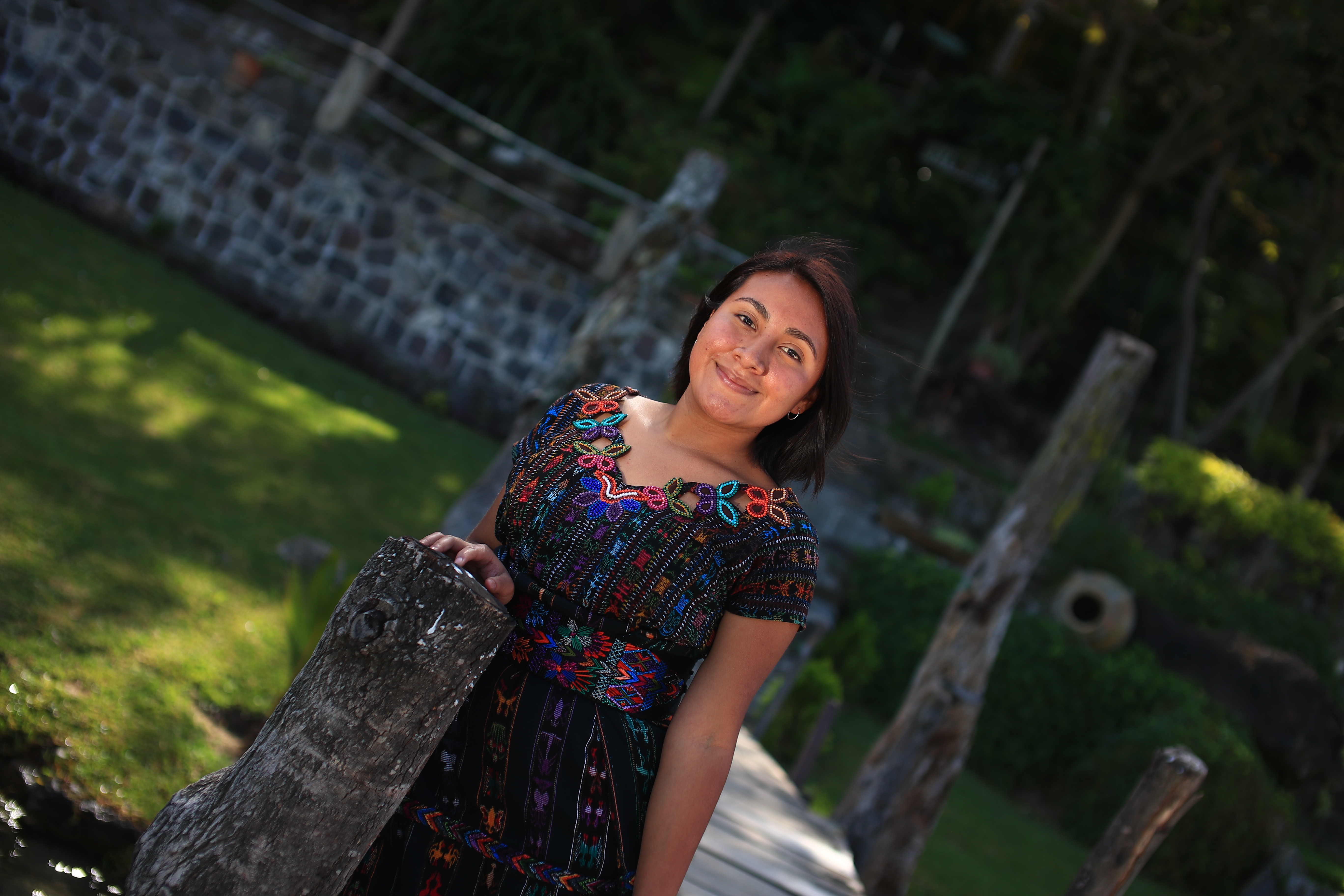 Joven mesera de San Juan la Laguna sorprende con su potente voz para cantar ópera