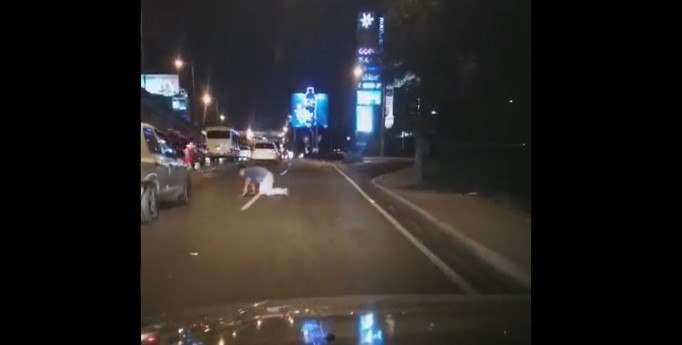 En imágenes: lo que dijo la PMT sobre un hombre que caía y gateaba al intentar cruzar la calzada Roosevelt