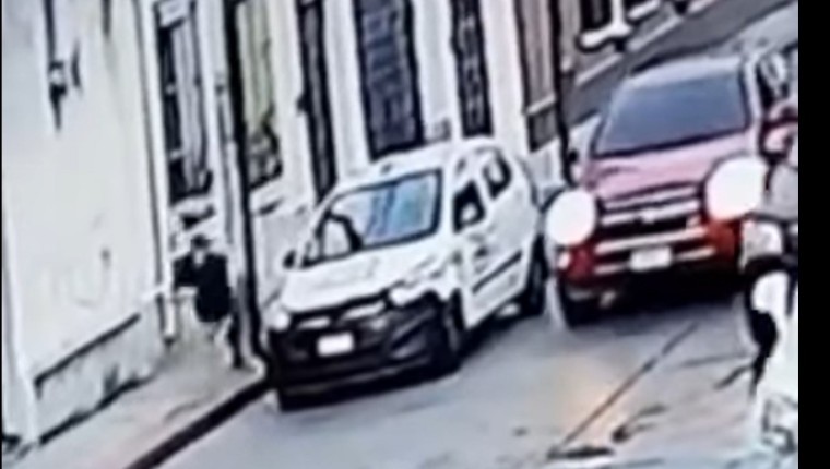 Cámara capta el momento en que un taxista es atacado a balazos por otro conductor