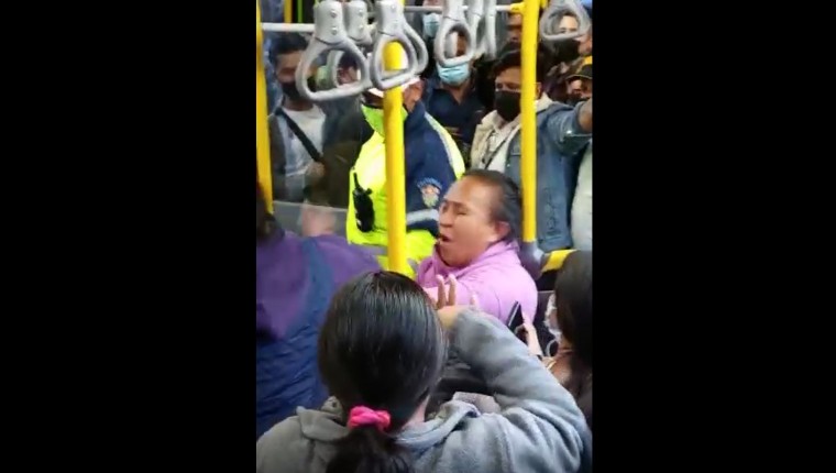 Escándalo en el Transmetro: mujer lanza insultos y escupitajos mientas usuarios piden que la bajen de la unidad