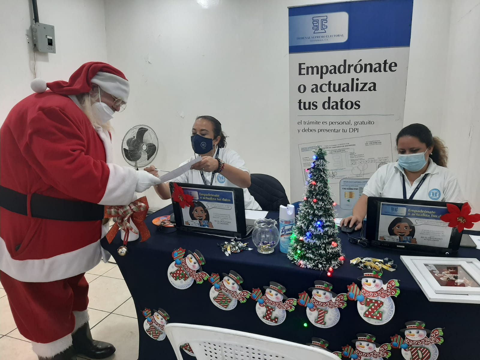 Santa Claus se empadrona en Guatemala e invita a los jóvenes a prepararse para las próximas elecciones generales