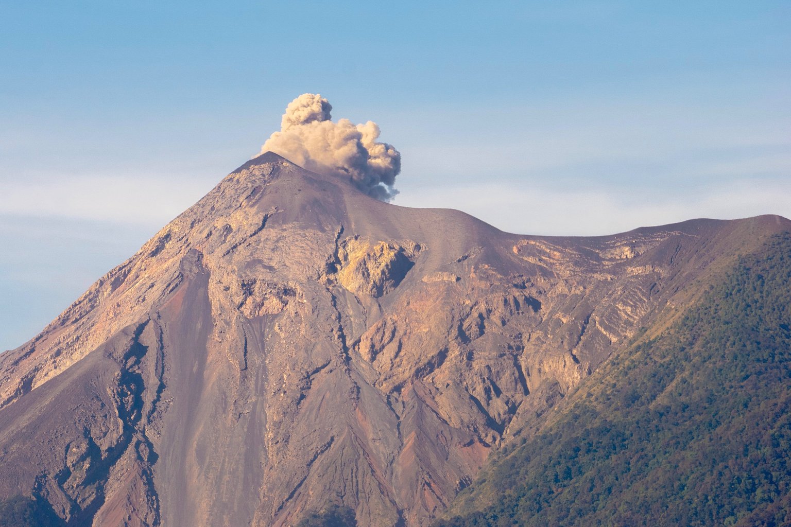 Prohibición de subir el Volcán de Fuego continúa vigente, reiteró Conred