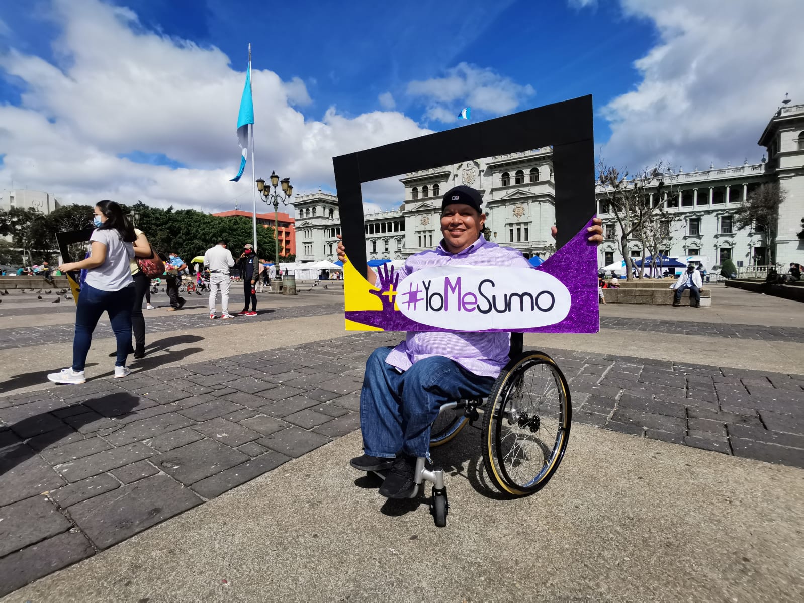Un grupo de personas realizan marcha pacifica en el día internacional de las personas con discapacidad