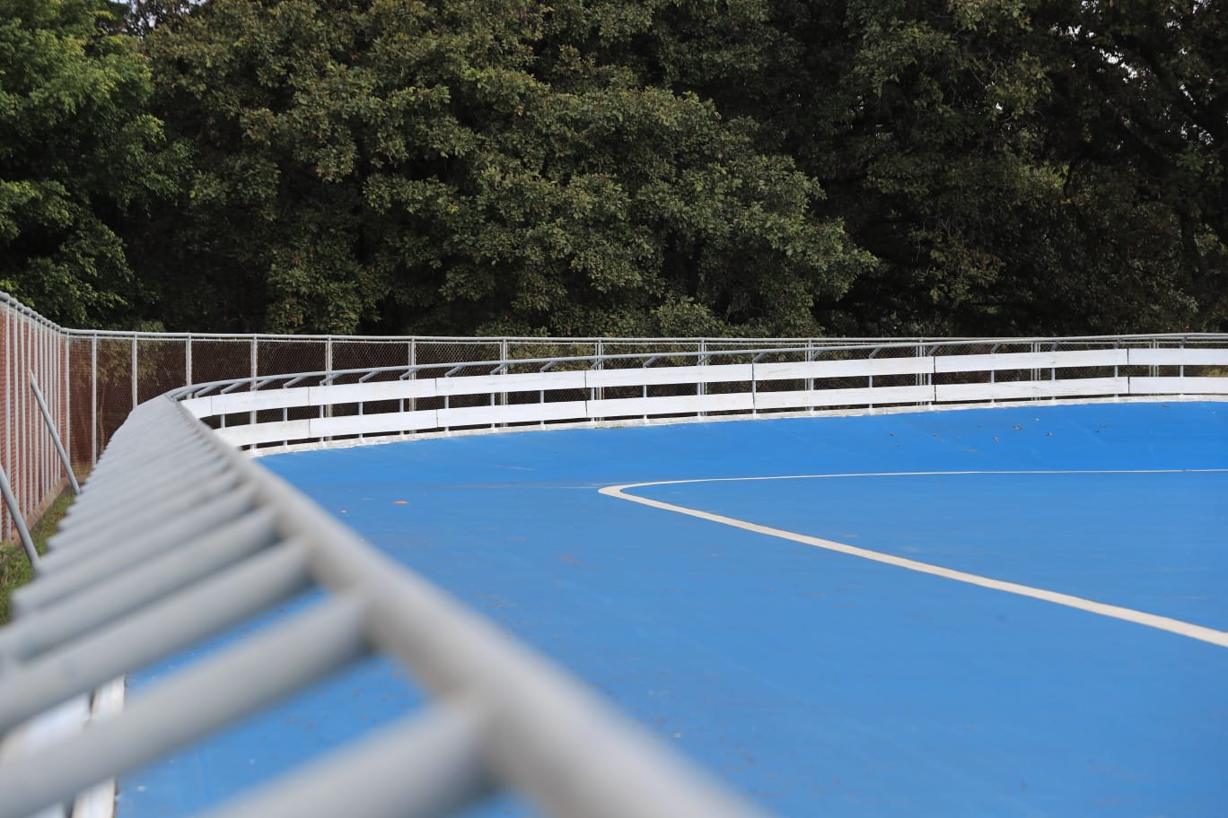 Federados de patinaje profesional entrenan en las calles a falta de un patinódromo